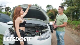 Forró kolumbiai milf Leela Moon megbassza a szerelőjét