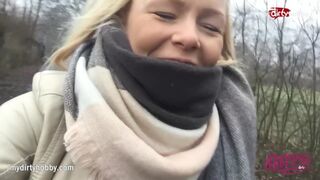Forró fiatal csaj kerékpáron dörzsöli lucskos puncáját