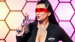 Romi Rain megkamatolyja az idegen fajtát az emberiség védelméért!