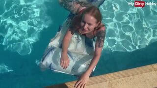Emma wolf a tüzes kishölgy aki a medencében kufircol vadul