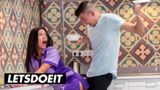 A szenvedélyes szobalány Jade Presley kitakarít és cumizza a gigászi faszkat a forró szálláson
