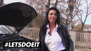 Lady Paris csini mellei remegnek a szabadtéri farkasütés izgalmaitól