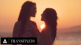 Alkonyat után brutális baszás: Tori Easton durván meghágja Charlotte Sins bikini babát