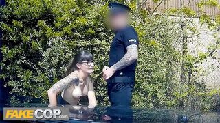 Rendőr szétkúrja a sötét hajú geek bigét és rálövi a szemüvegére - fake cop