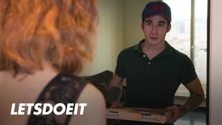 Megcsaló lyuk Arian Joy először a barátját baszogatja, aztán a kézbesítő csávó megbassza jól