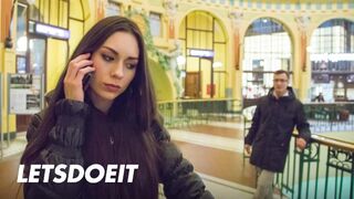 Arwen Gold feszes punciba vágyik egy külföldi dákója kalandra
