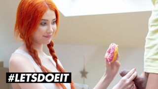 Gisha Forza hatalmas cicis vörös bombe egy fánkot érő brutális dugásért