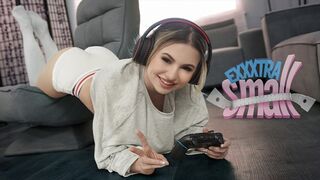 Kicsike tinédzser fiatalasszony Aria Banks elkapja magas mostohabátyját Chris Epicet, aki a szobájában veri a léce