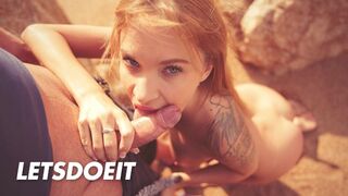 Angel Piaff világos szőke csábítója zsíros bájdorongot szopogatóan a tengerparton