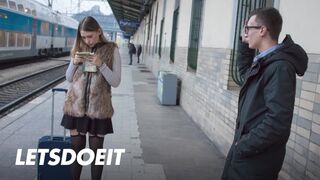 Selvaggia tinédzser kishölgy felfogta Charlie Dean óriási faszát egy gyors pov dugásra