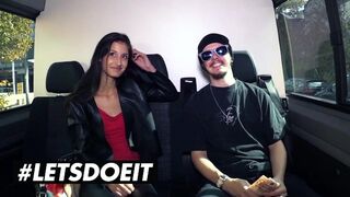Vékony csoki Coco Kiss pénzért orálozza a gigászi néger fazt az autóban