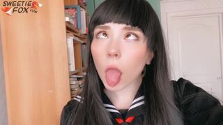 Japán iskoláslány mélyen cidázza a cerkája és vadul lovagol rajta