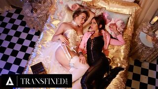 Mesebeli királynők Emma Rose és April Olsen vad strap-on popsi baszása