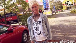 Utcán hancúr német benzinállomáson: pov milf cumizás