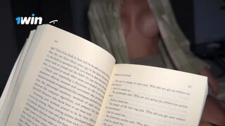Nevelő hugom csábított el olvasás közben – ízletes közeli dörzsölés a orbitális valagú tinitől