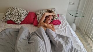 Bűbájos fószer megkeféli a haver feleségét, miután az lelépett, és pov videót készít neki