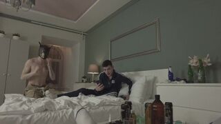 Idős férfi megkamatolyja a kettő aranyos kisfiút a partin