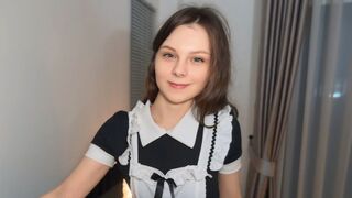 Dögös szobalányt keményen megbasszák takarítás után és összelövik az arcát