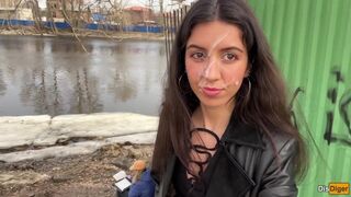 Spermafriss kisasszony sétál a parkban, arcán a forró fröccsenéssel