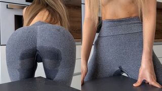 Zsenge kishölgy vadul dörzsöli magát az asztalhoz, amíg a leggingse telis-tele spriccel