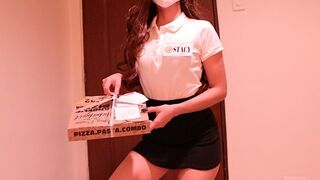 A pinay pizzás lányát megkeféli a vevő