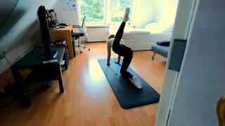 Fiatal fitnesz bige ujjazza magát, majd keményen megbasszák