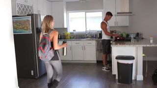 Csábos világos szőke fitnesz spiné szaftos szopást ad a pasijának és lenyeli