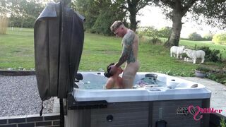 Vonzó kinti pásztoróra a forró jacuzziban egy kacér hétvégén