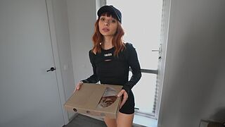 Izgató diáklány futár megette a pizzámat és megbasztam a feszes punciját