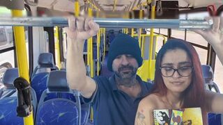 Diáklányt megkeféli hátulról egy idegen a buszon!