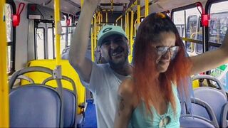 Idegen fősulis fiatalsszonyt kamagyolnak meg a buszon!