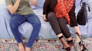 Ellenállhatatlan milf idegen fasszal kefél, amíg a férje telefonján kukkolja
