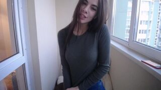Csábító szuka tanya mutatja a cicijét