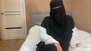 Bombázó arab milf pajzán utasításokat ad nevelő fiának