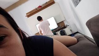 Szeretnék szexelni ezzel a szerelővel, mutatom neki a óriási seggem, hátha bejön!