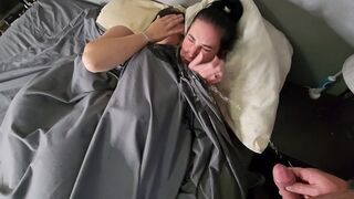 Dupla kicsike cicis néger hajú lányra pisil az ágyban majd pisi áztatta bugyijukban csókolóznak