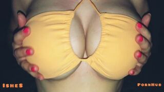 Cickóba pásztoróra a medencében egy vonzó melltartóban