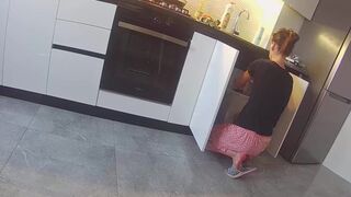 Gyönyörű nej a szomszéddal baszik a konyhában - igazi megcsalás