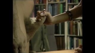 Arcra ülő dominatrix öklözi a rabszolga popsikáját miközben megreszeli