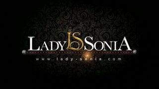 Lady Sonia megmutatja a brit MILF csábítását egy tini csaj előtt kötözős jelenetben