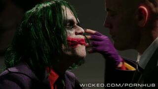 Zsenge világos szőke Supergirl kedveli a vad szexet a Wicked csatornán Derrick Pierce és Johnny Sins társaságában