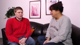 Vörös hajú milf bazinagy mellekkel cidázza a hímvesszőt és hagyja hogy keményen megdugják