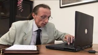 Lotyó MILF titkárnő leszopja ki a mocskos főnökét