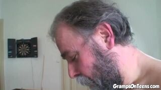 Fiatal vörös pipi cumizza és lovagol a nagypapa pöcsén