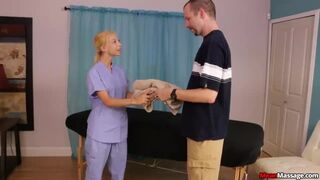 Világos Szőke fiatal erőszakos boldog befejezést kínál ügyfelének a Nookiesnál