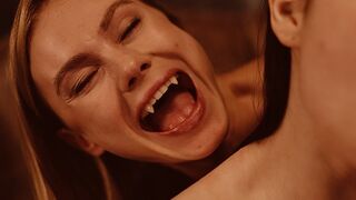 Világos Szőke Vámpír Nancy Ace Uralja Matty Milát a Vampired Csatornán - Kívánatos Leszbi Jelenet Vörös Harapásokkal