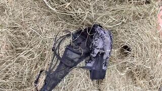 Hatalmas valagú korosodó nő cumizza a paraszt farkát a disznóólban