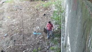 Krissy Kage csoki hajjal durván reszelve az elhagyott épületben