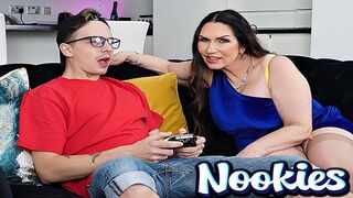 Nookies - Öreg Mostohaanya Josephine James Csinos Sztriptízzel Fizeti a Lakbért a Mostohafiának