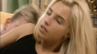 Timea Margot méretes rúdat kap a retro Lover's Lane legelső epizódjában